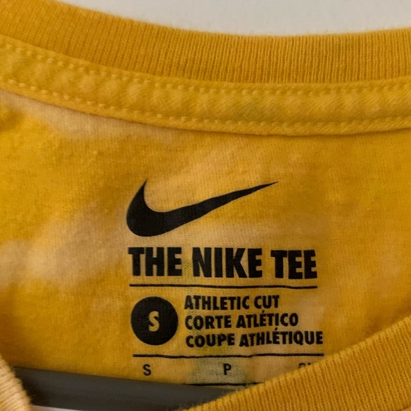 University of Michigan Football T-Shirt - Picture 2 of 4